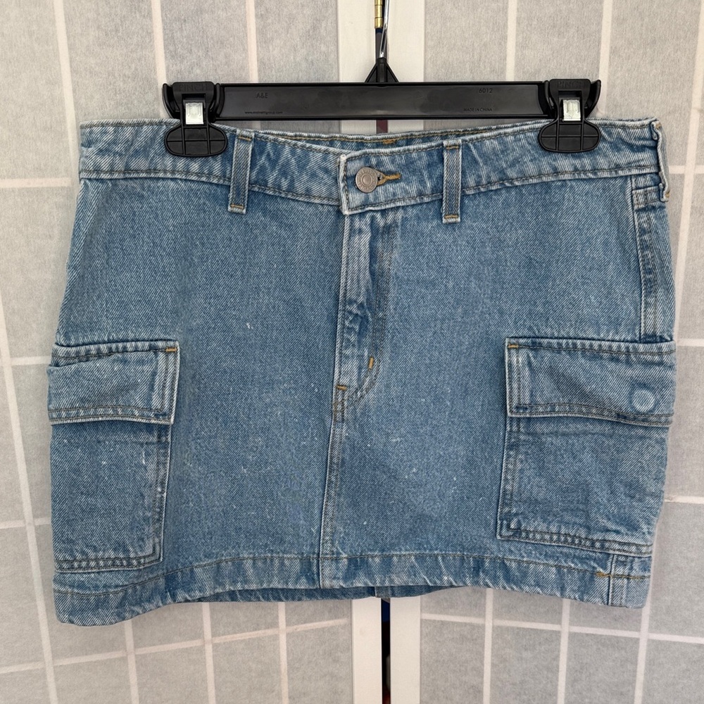 Levi’s 94 Cargo Skirt Size 28 light
